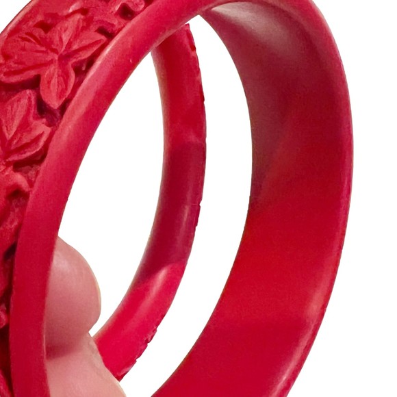 Vtg Chinese Red Cinnabar Flower Floral & Fruit Design Carved Bangle Bracelet x2 - Picture 4 of 12